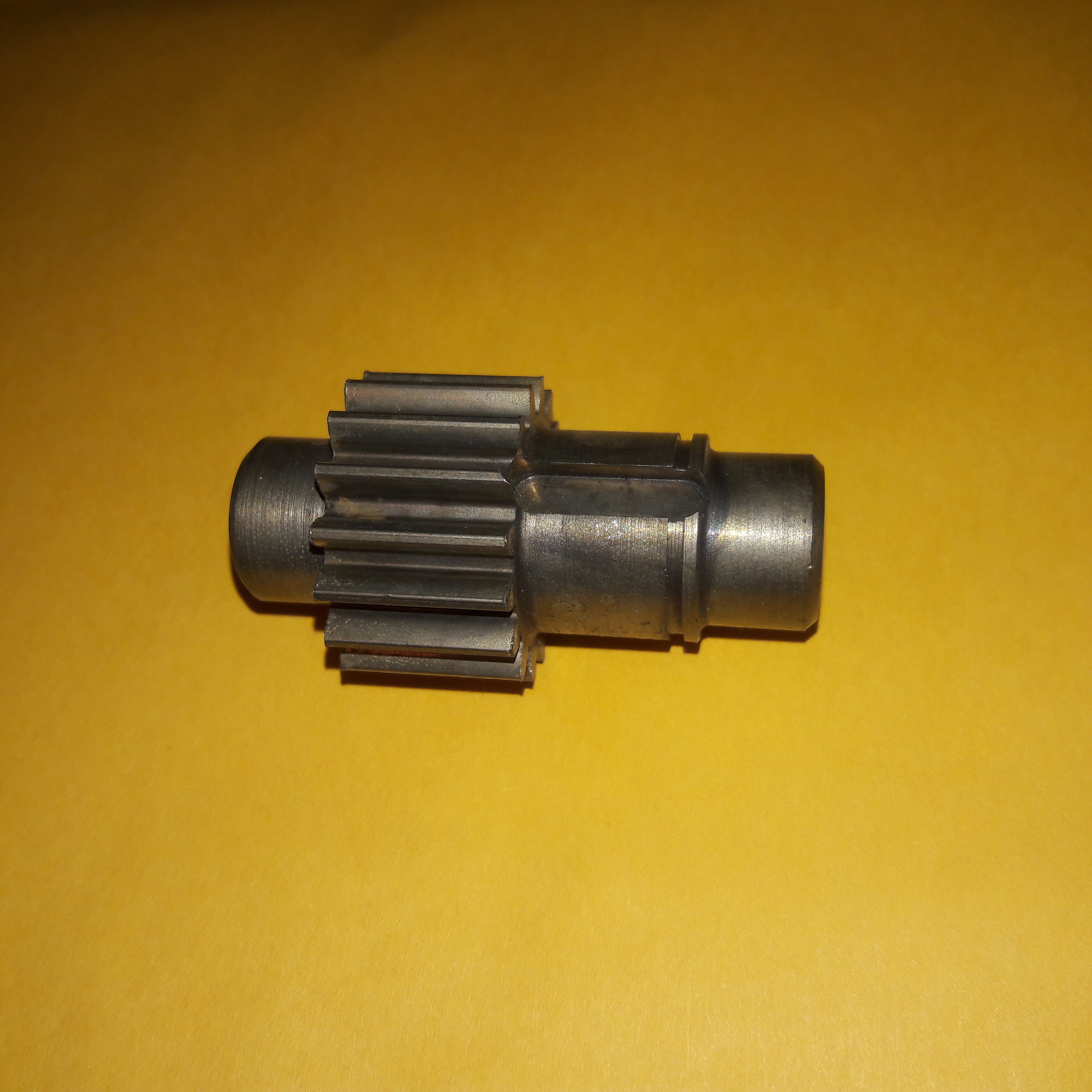 16 tooth gear / Shaft 5/8" OD